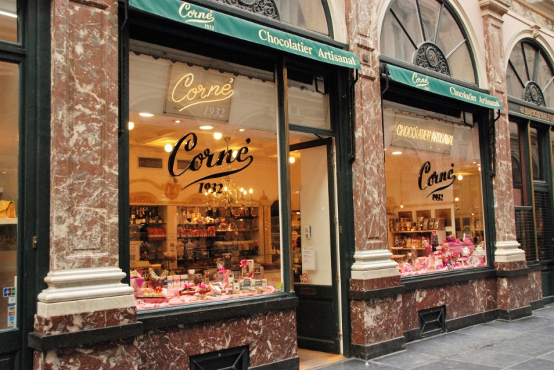 vitrine-ST ANTONIN-min_chocolate_chocolaterie_shop_luxury_chic_gallery_brussels_belgium-558146